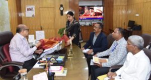 राज्यपाल ने कोसा वस्त्रों के नवाचार और बुनकरों के आर्थिक सशक्तिकरण पर दिया जोर