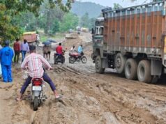 नवनिर्मित पुलिया के पास दलदल में फंसा हाईवा, रतनपुर-केंदा मार्ग पर लगा लंबा जाम कीचड़ और फिसलन से राहगीर परेशान, दोपहिया वाहनों का निकलना भी मुश्किल; धीमी गति से चल रहे एनएच निर्माण पर उठे सवाल
