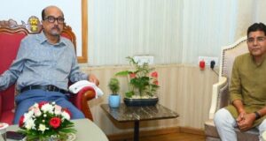 राज्यपाल श्री रमेन डेका से मंत्री श्री टंकराम वर्मा ने की सौजन्य भेंट