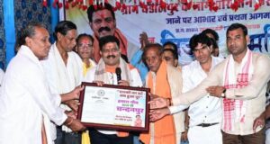 वर्षों पुरानी मांग हुई पूरी, राजपत्र लेकर गांव पहुंचे उप मुख्यमंत्री श्री विजय शर्मा, चंदनपुर को मिली नई पहचान