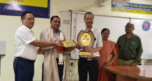 बिलासपुर के शासकीय इंजीनियरिंग महाविद्यालय में स्टेनो टाइपिस्ट श्री धनीराम साहू को दी गई भावभीनी विदाई