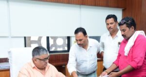पर्यटन एवं संस्कृति मंत्री श्री राजेश अग्रवाल ने मंत्रालय स्थित कार्यालय में आगंतुकों से की मुलाकात