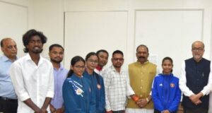 राज्यपाल श्री रमेन डेका से प्रदेश के उत्कृष्ट खिलाड़ियों ने की सौजन्य भेंट