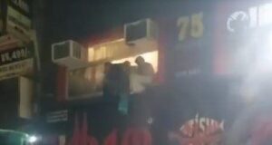 दिल्ली के रेस्टोरेंट में खा-पी रहे थे लोग, तभी लगी भयंकर आग, पहली मंजिल से कूद कैसे बचाई जान?