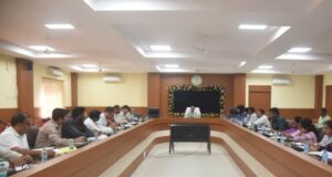 कलेक्टर श्री अजीत वसंत ने राजस्व अधिकारियों की ली समीक्षा बैठक