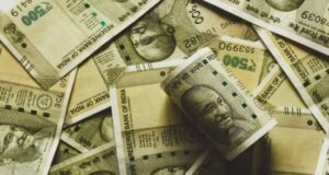 कार के दरवाजे में बने थे खुफिया खाने, ठूंस रखे थे नोटों के बंडल, DRI ने रोका तो खुल गया 3 करोड़ का राज