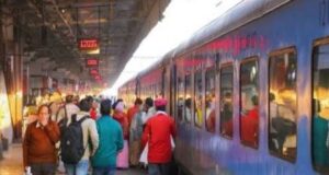 ट्रेन में आप भी मोबाइल पर देखते हैं वीडियो या रील तो संभल जाएं, अब लगेगा मोटा जुर्माना, रेलवे ने जारी किया फरमान