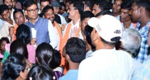 महानदी में बढ़ते जलस्तर से प्रभावित गांवों में पहुंचे वित्त मंत्री श्री ओ.पी. चौधरी